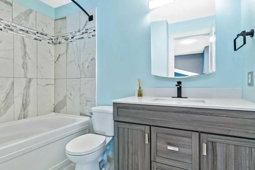 851 Mckenzie Drive Se, Calgary, AB - Indoor Photo Showing Bathroom