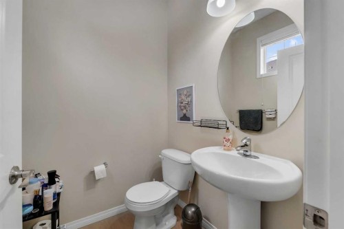 1002-1001 8 Street Nw, Airdrie, AB - Indoor Photo Showing Bathroom