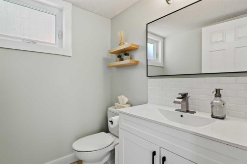 49 Macewan Ridge Close Nw, Calgary, AB - Indoor Photo Showing Bathroom