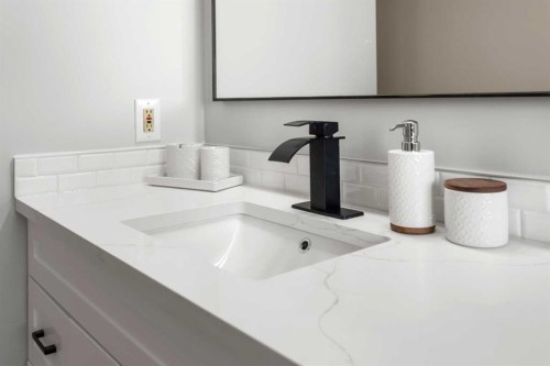 49 Macewan Ridge Close Nw, Calgary, AB - Indoor Photo Showing Bathroom