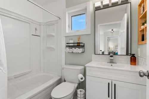 49 Macewan Ridge Close Nw, Calgary, AB - Indoor Photo Showing Bathroom