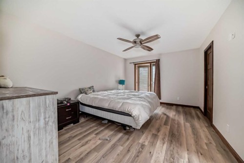 4347 2 Street Nw, Calgary, AB - Indoor Photo Showing Bedroom