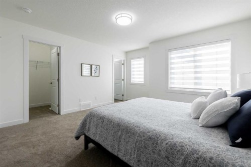 48 Heritage Manor, Cochrane, AB - Indoor Photo Showing Bedroom