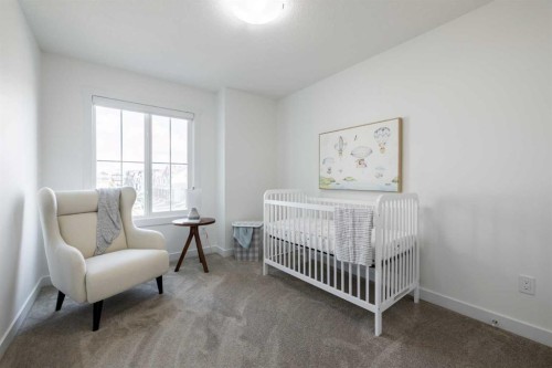 48 Heritage Manor, Cochrane, AB - Indoor Photo Showing Bedroom