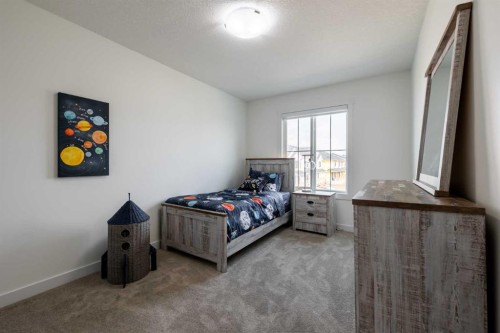 48 Heritage Manor, Cochrane, AB - Indoor Photo Showing Bedroom