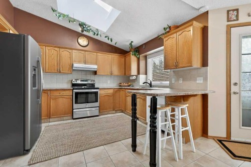 108 Hawkstone Close Nw, Calgary, AB - Indoor Photo Showing Kitchen