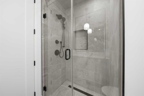 2002 44 Avenue Sw, Calgary, AB - Indoor Photo Showing Bathroom