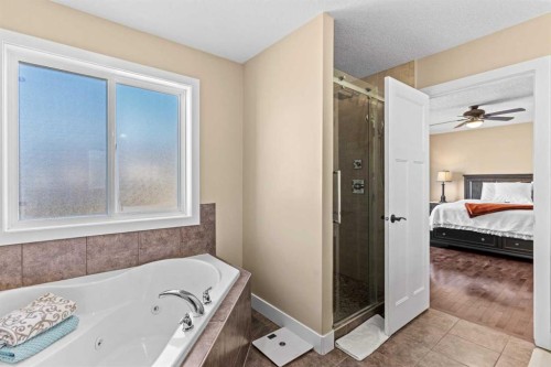 1269 Sherwood Boulevard Nw, Calgary, AB - Indoor Photo Showing Bathroom