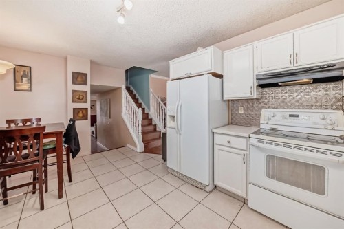 17007 Sunvale Road Se, Calgary, AB - Indoor Photo Showing Kitchen