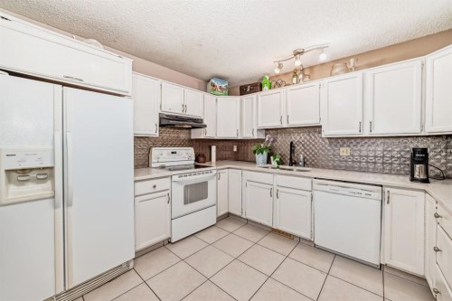 17007 Sunvale Road Se, Calgary, AB - Indoor Photo Showing Kitchen