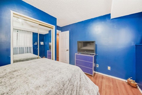 17007 Sunvale Road Se, Calgary, AB - Indoor Photo Showing Bedroom