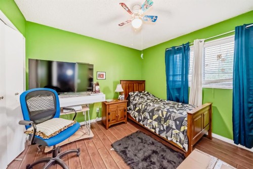 17007 Sunvale Road Se, Calgary, AB - Indoor Photo Showing Bedroom