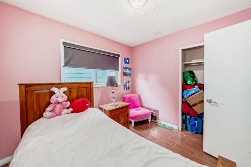 17007 Sunvale Road Se, Calgary, AB - Indoor Photo Showing Bedroom