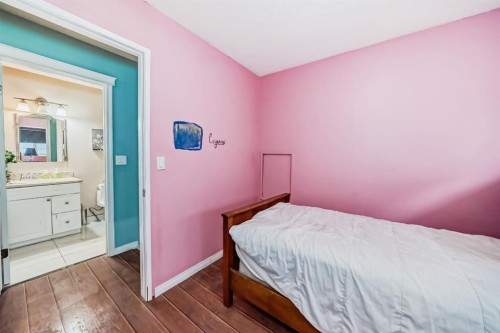 17007 Sunvale Road Se, Calgary, AB - Indoor Photo Showing Bedroom