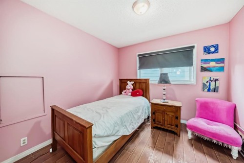 17007 Sunvale Road Se, Calgary, AB - Indoor Photo Showing Bedroom