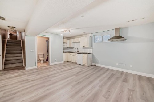 17007 Sunvale Road Se, Calgary, AB - Indoor Photo Showing Kitchen