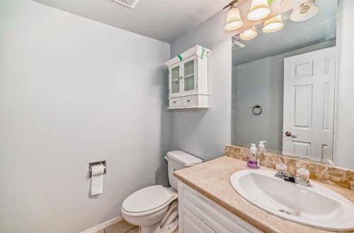 17007 Sunvale Road Se, Calgary, AB - Indoor Photo Showing Bathroom