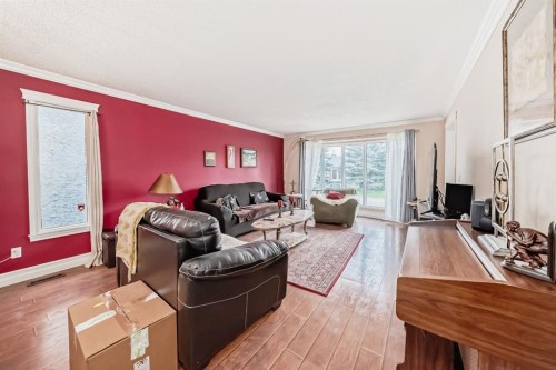 17007 Sunvale Road Se, Calgary, AB - Indoor Photo Showing Living Room