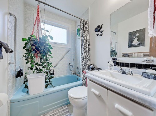 9432 Almond Crescent Se, Calgary, AB - Indoor Photo Showing Bathroom