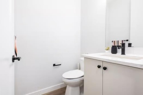 67 Royston Heath Nw, Calgary, AB - Indoor Photo Showing Bathroom
