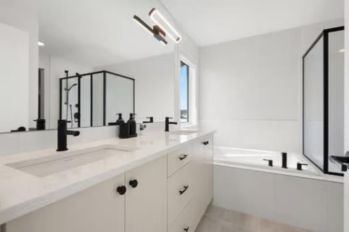 67 Royston Heath Nw, Calgary, AB - Indoor Photo Showing Bathroom