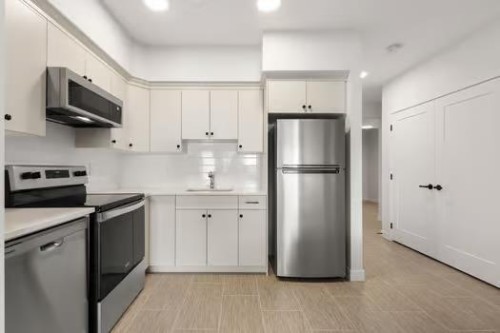 67 Royston Heath Nw, Calgary, AB - Indoor Photo Showing Kitchen