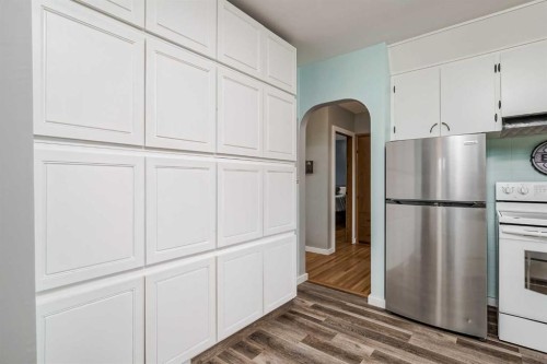 1204 18 Street Ne, Calgary, AB - Indoor Photo Showing Kitchen