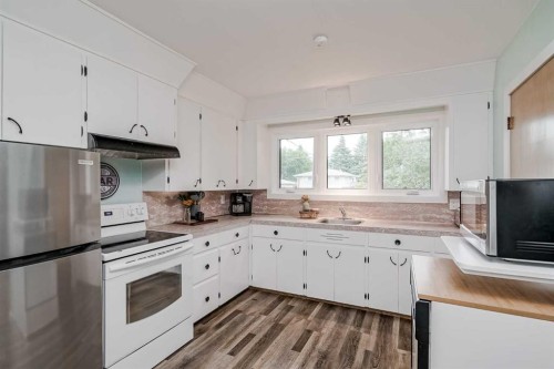 1204 18 Street Ne, Calgary, AB - Indoor Photo Showing Kitchen