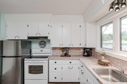1204 18 Street Ne, Calgary, AB - Indoor Photo Showing Kitchen