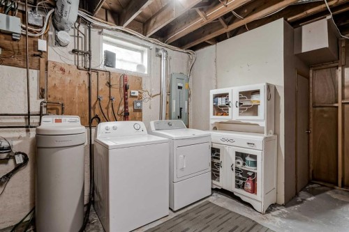 1204 18 Street Ne, Calgary, AB - Indoor Photo Showing Other Room