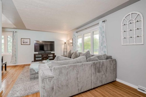 1204 18 Street Ne, Calgary, AB - Indoor Photo Showing Living Room