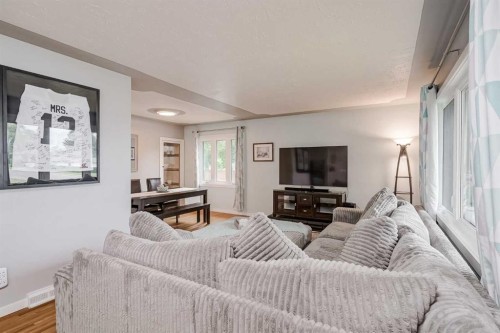 1204 18 Street Ne, Calgary, AB - Indoor Photo Showing Living Room