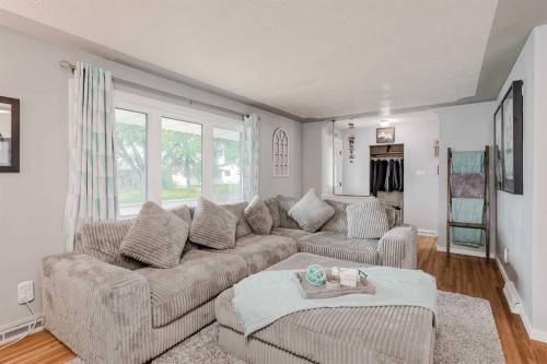 1204 18 Street Ne, Calgary, AB - Indoor Photo Showing Living Room