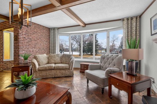 19 Beaupre Crescent Nw, Calgary, AB - Indoor Photo Showing Living Room