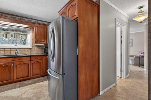 19 Beaupre Crescent Nw, Calgary, AB - Indoor Photo Showing Kitchen