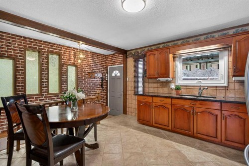 19 Beaupre Crescent Nw, Calgary, AB - Indoor Photo Showing Other Room