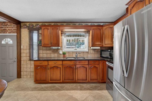 19 Beaupre Crescent Nw, Calgary, AB - Indoor Photo Showing Kitchen