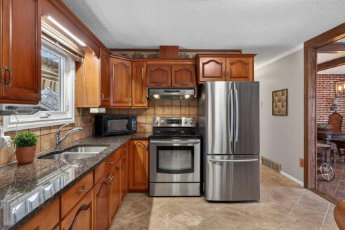 19 Beaupre Crescent Nw, Calgary, AB - Indoor Photo Showing Kitchen With Double Sink