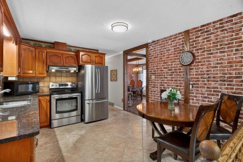 19 Beaupre Crescent Nw, Calgary, AB - Indoor Photo Showing Kitchen