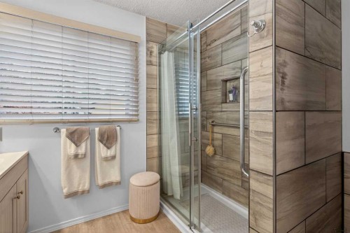 19 Beaupre Crescent Nw, Calgary, AB - Indoor Photo Showing Bathroom