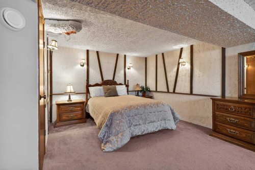 19 Beaupre Crescent Nw, Calgary, AB - Indoor Photo Showing Bedroom