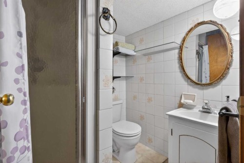 19 Beaupre Crescent Nw, Calgary, AB - Indoor Photo Showing Bathroom