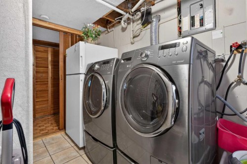 19 Beaupre Crescent Nw, Calgary, AB - Indoor Photo Showing Laundry Room