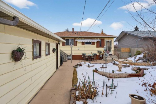 19 Beaupre Crescent Nw, Calgary, AB - Outdoor With Exterior