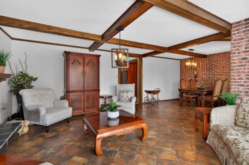 19 Beaupre Crescent Nw, Calgary, AB - Indoor Photo Showing Living Room
