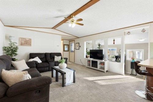 245042 Range Road 251, Rural Wheatland County, AB - Indoor Photo Showing Living Room