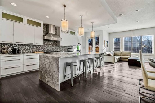 405 29 Avenue Ne, Calgary, AB - Indoor Photo Showing Kitchen With Upgraded Kitchen