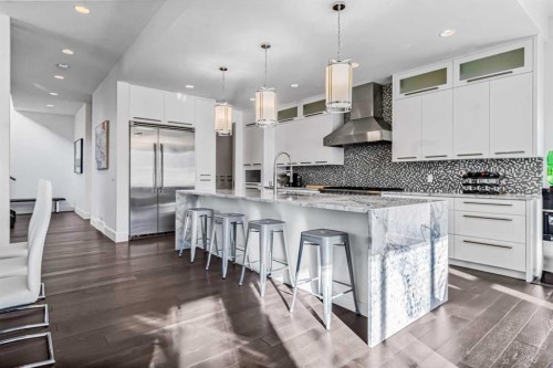 405 29 Avenue Ne, Calgary, AB - Indoor Photo Showing Kitchen With Upgraded Kitchen
