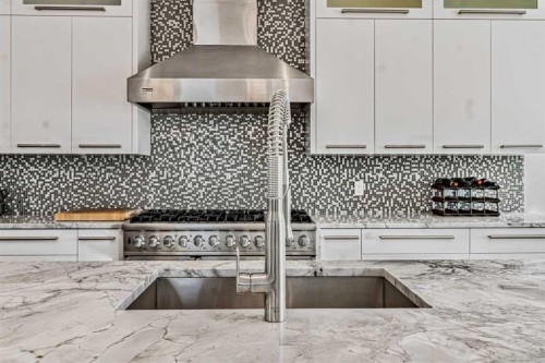 405 29 Avenue Ne, Calgary, AB - Indoor Photo Showing Kitchen With Double Sink With Upgraded Kitchen