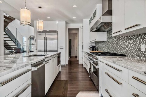 405 29 Avenue Ne, Calgary, AB - Indoor Photo Showing Kitchen With Upgraded Kitchen